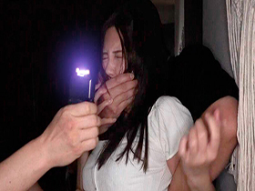 一人暮らしの美女が鬼畜犯罪集団に狙われる自宅押込み中出しレ〇プ　水端あさみ サンプル動画サムネイル